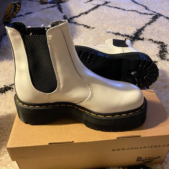 New Doc Martens white quad 2976 Chelsea boots size 7. - Picture 2 of 5